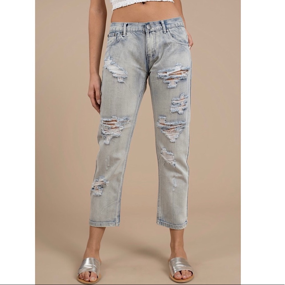 CROPPED DISTRESSED JEANS